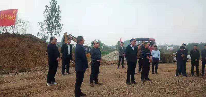 光山縣委書記劉勇前往河南永和建設(shè)集團(tuán)河川西橋視察工作時(shí)勉勵(lì)建設(shè)者們“幸福是奮斗出來的”