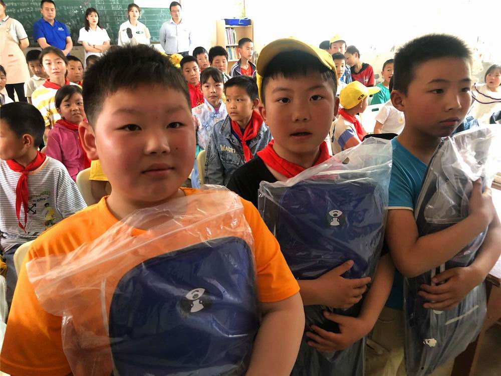 “溫暖童心快樂(lè)六一”  河南永和建設(shè)集團(tuán)前往查山鄉(xiāng)小學(xué)開展慰問(wèn)活動(dòng)