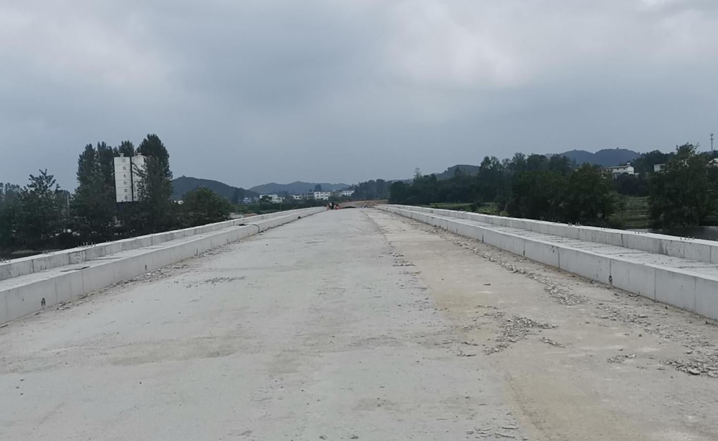 迎難而上保竣工 鼓足干勁再出發(fā)——集團(tuán)董事長(zhǎng)孔德穩(wěn)對(duì)河川西橋工程進(jìn)行檢查指導(dǎo)