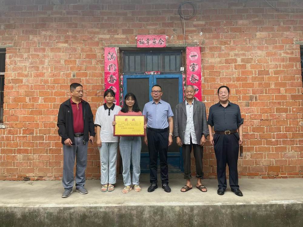 精準(zhǔn)幫扶送溫暖，資助育人暖人心--永和集團(tuán)董事長(zhǎng)走訪慰問貧困大學(xué)生