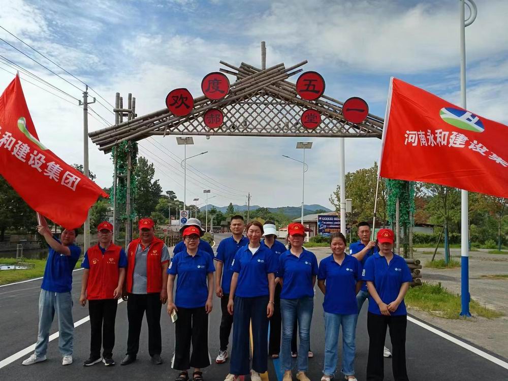 向一線員工致敬丨集團(tuán)公司組織開展學(xué)雷鋒勞動體驗(yàn)活動