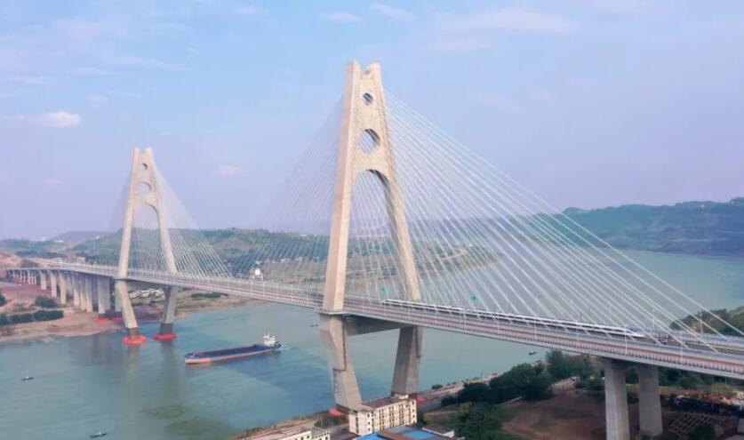 世界首座采用公路和高鐵同層！試驗(yàn)列車駛過(guò)臨港公鐵兩用長(zhǎng)江大橋