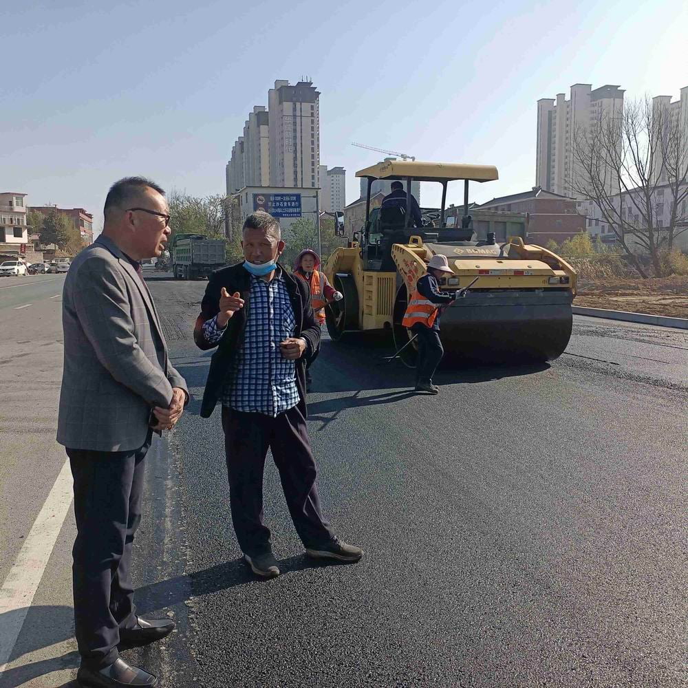 永和集團(tuán)董事長孔德穩(wěn)視察申和路面商城項(xiàng)目