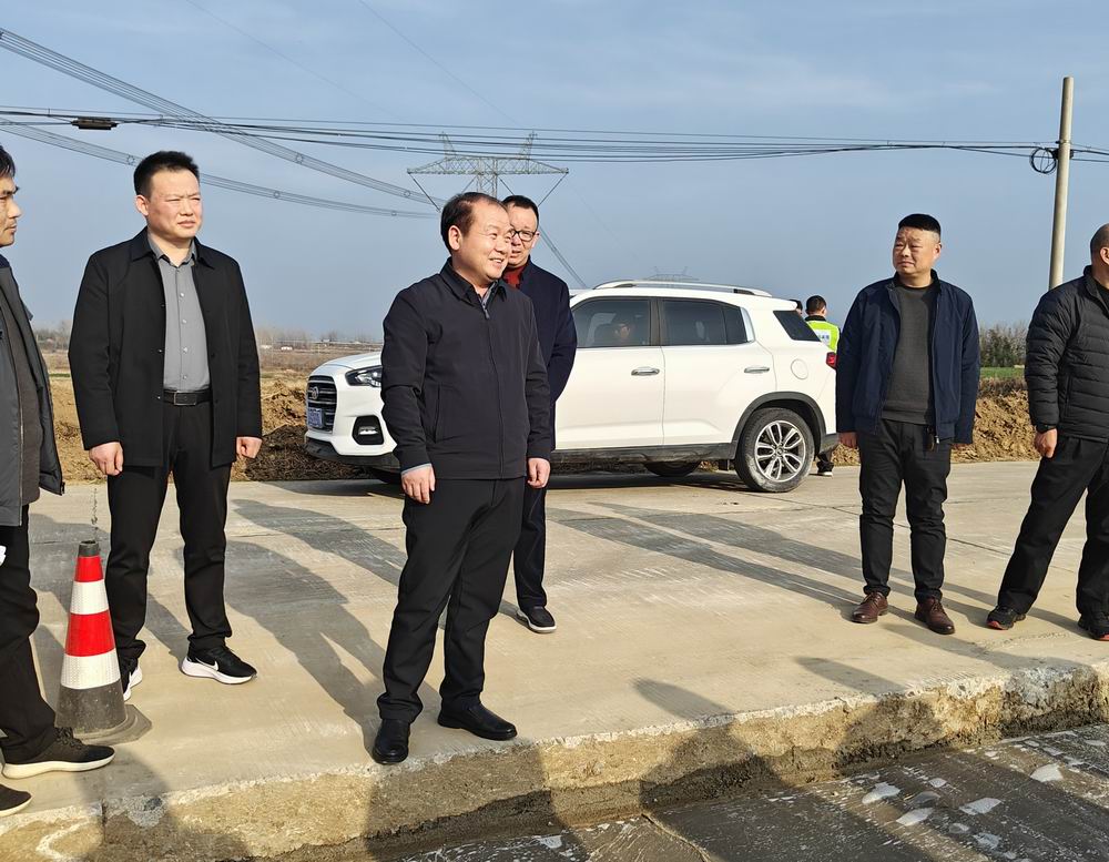 區(qū)長(zhǎng)劉慶東視察S335肖王鎮(zhèn)至胡店鄉(xiāng)道路改建工程 督導(dǎo)民生交通項(xiàng)目高效推進(jìn)_副本
